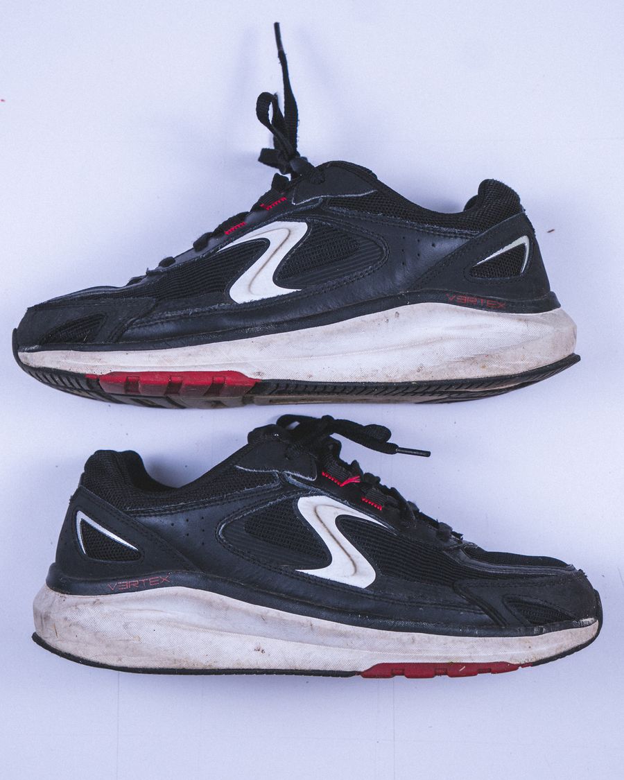 Skechers Vertex antes de la limpieza, vista de lado